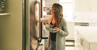 Guardando-ajo-negro-en-el-refrigerador